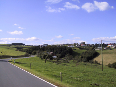 Feuerscheid Eifel Dorf stra�e himmel wolken haus h�user