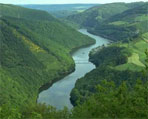 Naturschutzgebiet mit Ourschleife und Burganlage Falkenstein.