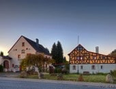 Abendstimmung beim alten Pfarrhof mit dem Caf&eacute; Alt Sarresdorf in Gerolstein.