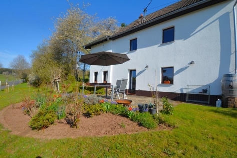Freistehendes Einfamilienhaus mit Terrasse, Garten, Garage und Aussicht