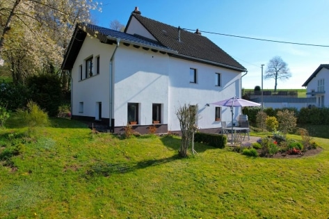 Freistehendes Einfamilienhaus mit Terrasse, Garten, Garage und Aussicht