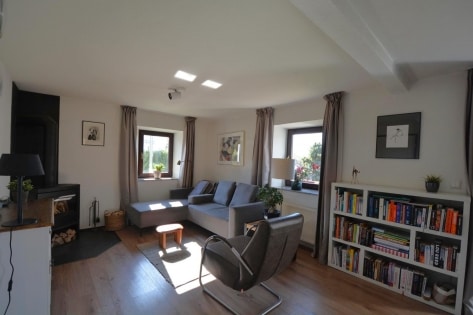 Freistehendes Einfamilienhaus mit Terrasse, Garten, Garage und Aussicht