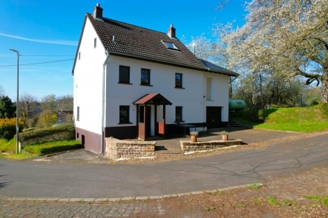 Freistehendes Einfamilienhaus mit Terrasse, Garten, Garage und Aussicht