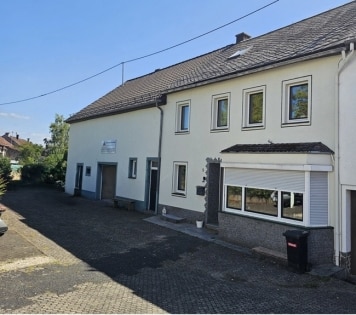 Ger�umiges Wohnhaus (derzeit Ferienhaus) mit Scheune und Garage in sch�ner Lage zwischen Eifel/Mosel