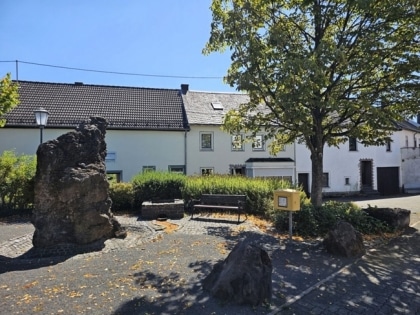 Ger�umiges Wohnhaus (derzeit Ferienhaus) mit Scheune und Garage in sch�ner Lage zwischen Eifel/Mosel