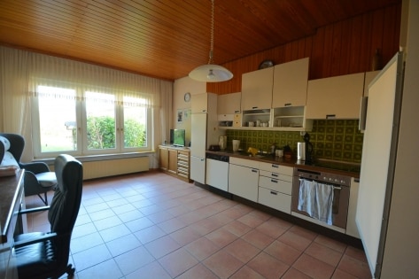 Ger�umiges Wohnhaus mit Garten, Balkon, Terrasse und 2 Garagen