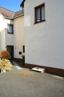 Ger�umiges Wohnhaus mit Garten, Balkon, Terrasse und 2 Garagen