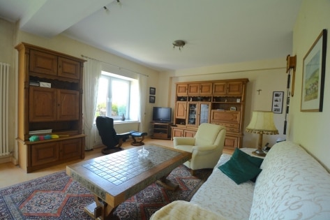 Ger�umiges Wohnhaus mit Garten, Balkon, Terrasse und 2 Garagen