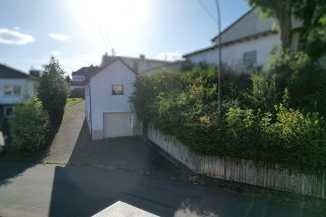 Ger�umiges Wohnhaus mit Garten, Balkon, Terrasse und 2 Garagen