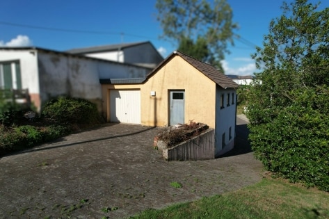 Ger�umiges Wohnhaus mit Garten, Balkon, Terrasse und 2 Garagen