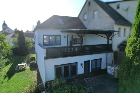 Ger�umiges Wohnhaus mit Garten, Balkon, Terrasse und 2 Garagen