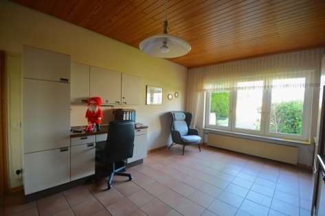 Ger�umiges Wohnhaus mit Garten, Balkon, Terrasse und 2 Garagen