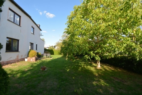 Ger�umiges Wohnhaus mit Garten, Balkon, Terrasse und 2 Garagen