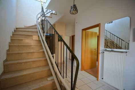 Ger�umiges Wohnhaus mit Garten, Balkon, Terrasse und 2 Garagen