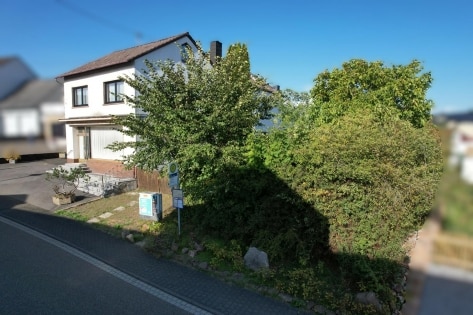 Ger�umiges Wohnhaus mit Garten, Balkon, Terrasse und 2 Garagen