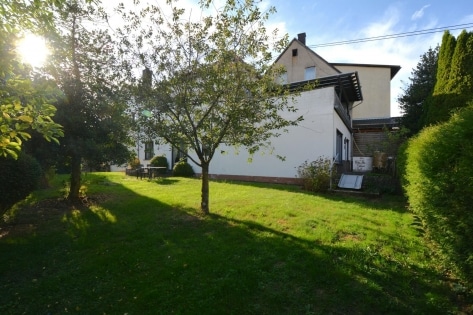 Ger�umiges Wohnhaus mit Garten, Balkon, Terrasse und 2 Garagen