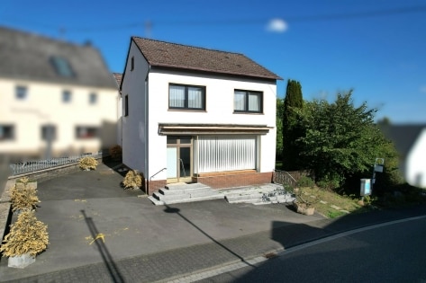 Ger�umiges Wohnhaus mit Garten, Balkon, Terrasse und 2 Garagen
