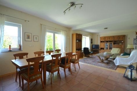 Ger�umiges Wohnhaus mit Garten, Balkon, Terrasse und 2 Garagen