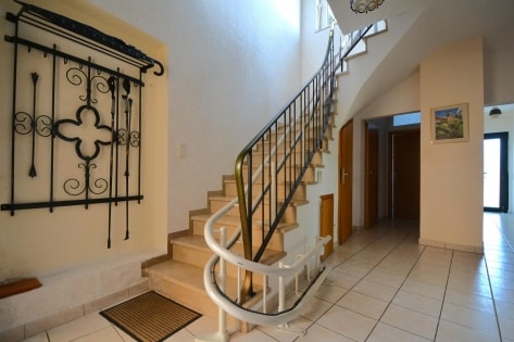 Ger�umiges Wohnhaus mit Garten, Balkon, Terrasse und 2 Garagen