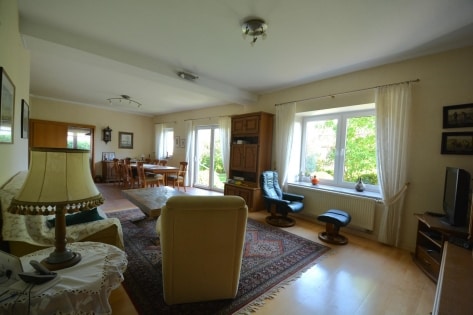 Ger�umiges Wohnhaus mit Garten, Balkon, Terrasse und 2 Garagen