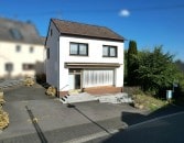 Ger�umiges Wohnhaus mit Garten, Balkon, Terrasse und 2 Garagen