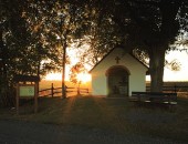 Herrliche Abendstimmung im September bei der Matthiaskapelle in Scheuern/Vulkaneifel.