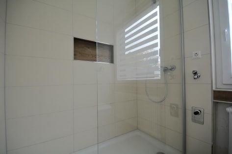 Renovierte Eigentumswohnung mit Balkon, Garage und Parkplatz