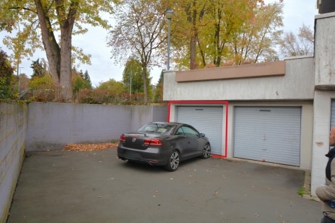 Renovierte Eigentumswohnung mit Balkon, Garage und Parkplatz
