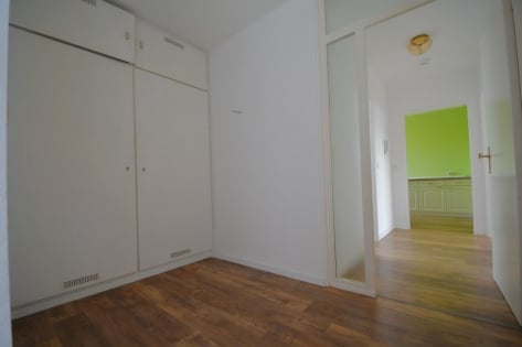 Renovierte Eigentumswohnung mit Balkon, Garage und Parkplatz