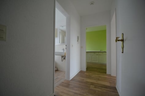 Renovierte Eigentumswohnung mit Balkon, Garage und Parkplatz