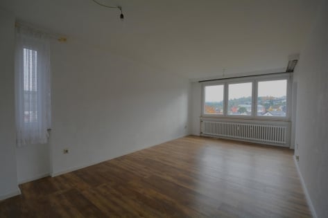 Renovierte Eigentumswohnung mit Balkon, Garage und Parkplatz