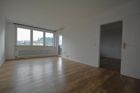 Renovierte Eigentumswohnung mit Balkon, Garage und Parkplatz