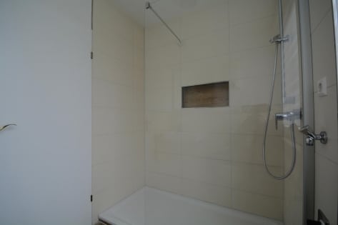 Renovierte Eigentumswohnung mit Balkon, Garage und Parkplatz