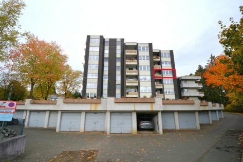 Renovierte Eigentumswohnung mit Balkon, Garage und Parkplatz