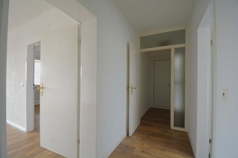 Renovierte Eigentumswohnung mit Balkon, Garage und Parkplatz