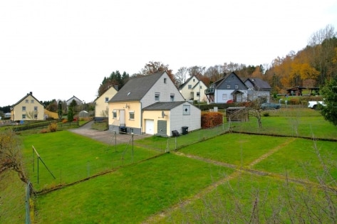 Ruhig gelegenes, freistehendes Einfamilienhaus mit Garage, Garten und herrlicher Aussicht