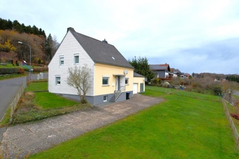 Ruhig gelegenes, freistehendes Einfamilienhaus mit Garage, Garten und herrlicher Aussicht