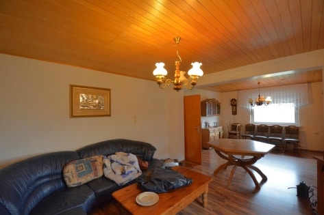 Ruhig gelegenes, freistehendes Einfamilienhaus mit Garage, Garten und herrlicher Aussicht