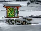 Schneebedeckter und einsamer Wanderparkplatz in B&uuml;desheim.